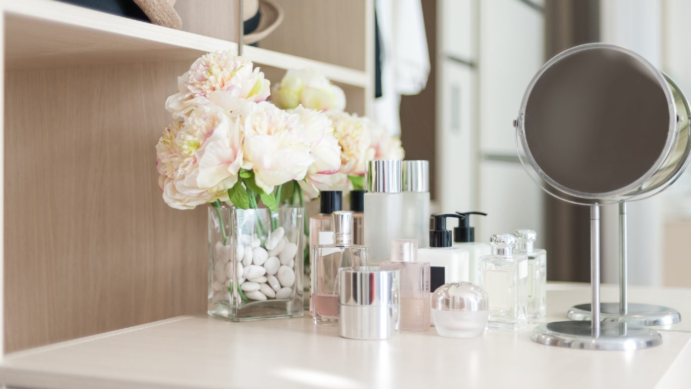 Vanity mirror on dressing table